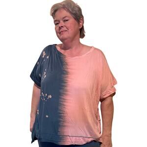 R30-2X NWT Umgee Contrast Color Round Neck Short Sleeve Top with Side Slit